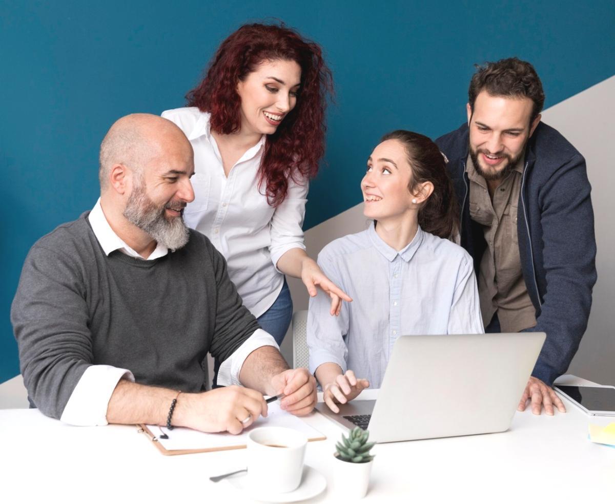 Profesionales analizando estrategias de comunicación financiera en sesión de trabajo