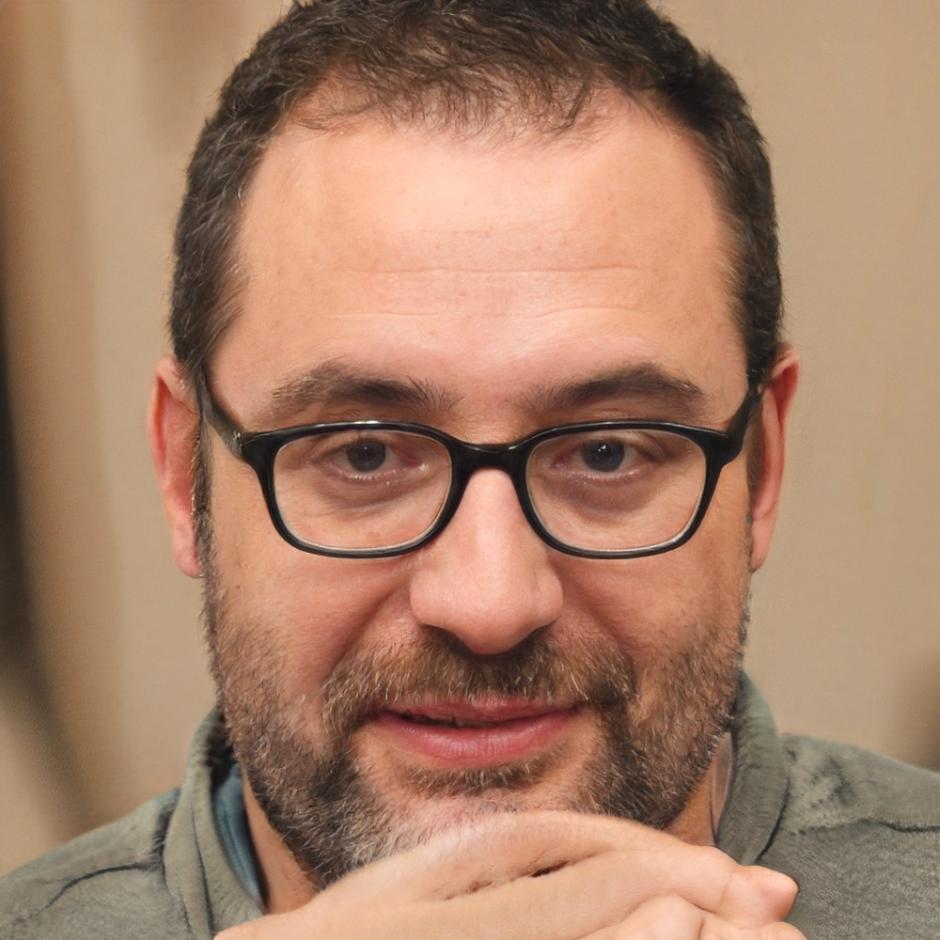 Retrato profesional de Marcos Santillán, Director de Estrategia Corporativa