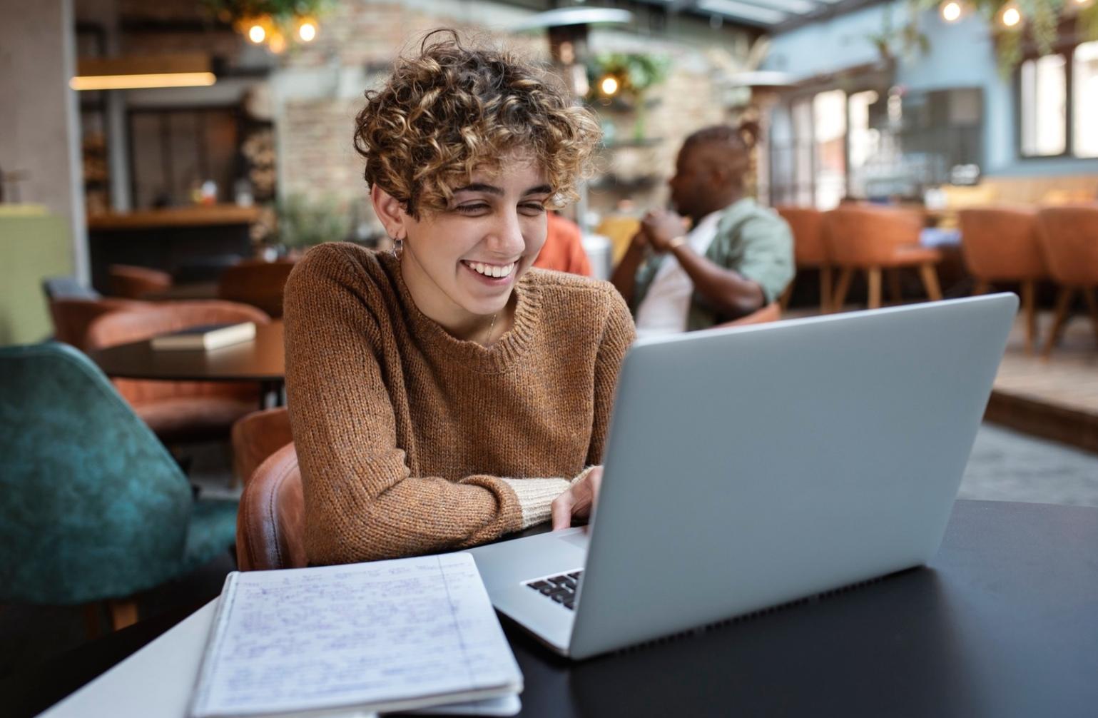 Profesionales analizando datos financieros en una sesión de trabajo colaborativo