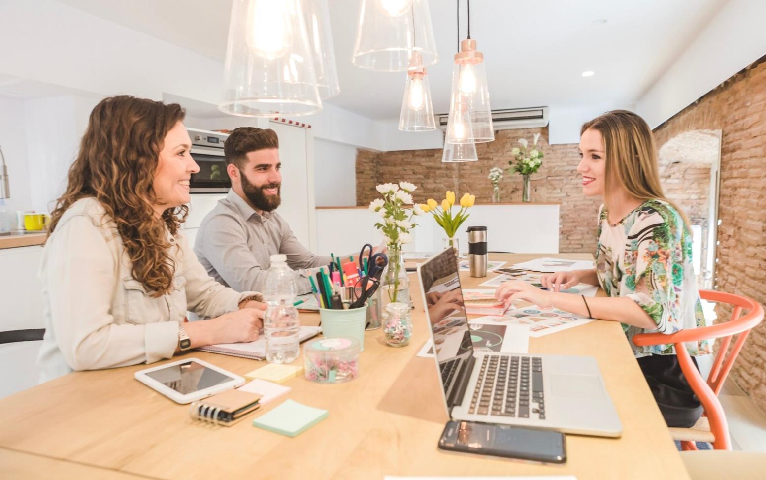 Profesionales en sesión de formación financiera